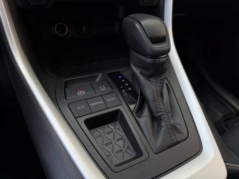 Used 2020 Toyota RAV4 LE FWD image 19