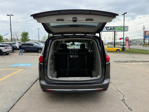 Used 2019 Chrysler Pacifica Touring Plus w/ Tire & Wheel Group FWD image 13