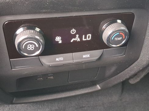 Used 2025 Chevrolet Traverse LT AWD/4WD image 12