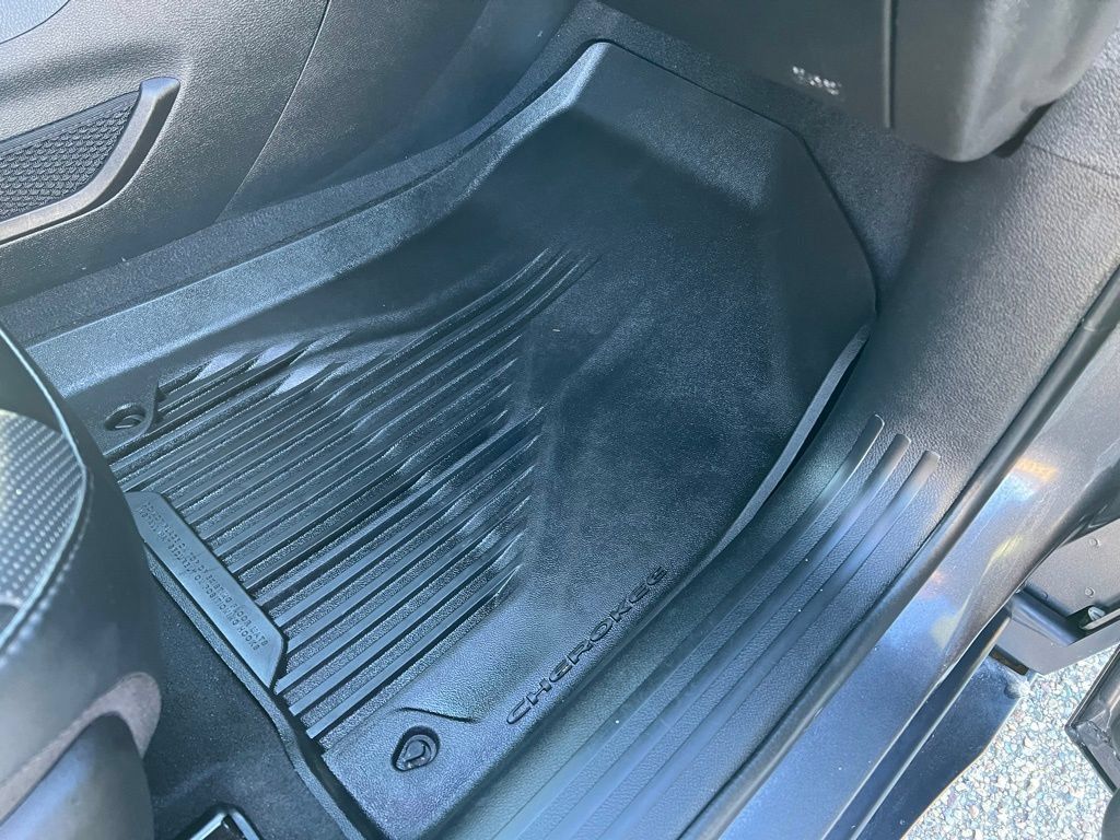 Used 2022 Jeep Cherokee Limited w/ Mopar Interior Package AWD/4WD image 12