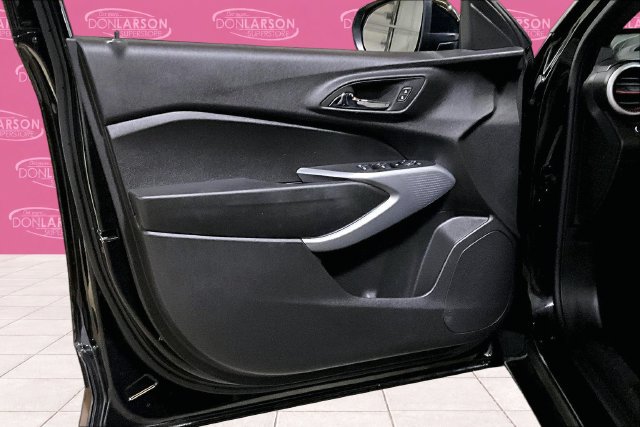 Used 2025 Chevrolet Trax RS FWD image 13