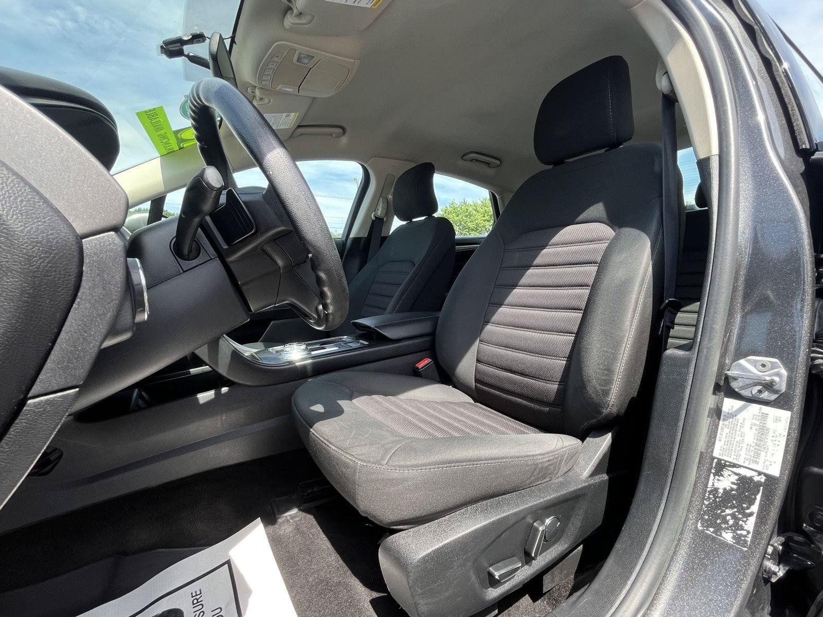 Used 2018 Ford Fusion SE w/ Fusion SE Technology Package FWD image 5