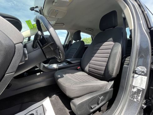 Used 2018 Ford Fusion SE w/ Fusion SE Technology Package FWD image 5