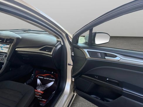 Used 2017 Ford Fusion SE w/ Fusion SE Technology Package FWD image 19