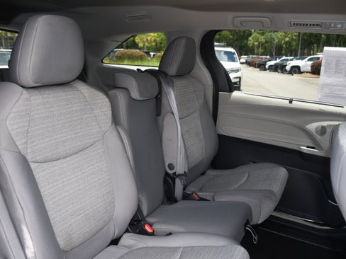 Used 2023 Toyota Sienna LE image 18