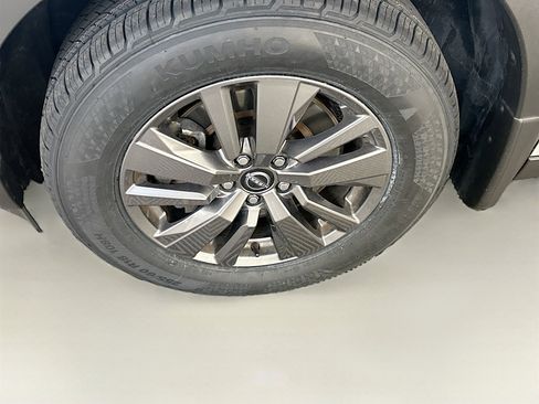 Used 2023 Nissan Pathfinder SV w/ SV Premium Package image 11