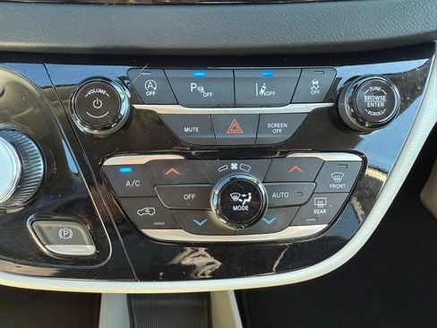Certified 2024 Chrysler Pacifica Touring-L FWD image 26