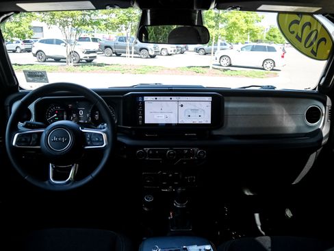 Used 2025 Jeep Wrangler Sahara AWD/4WD image 27
