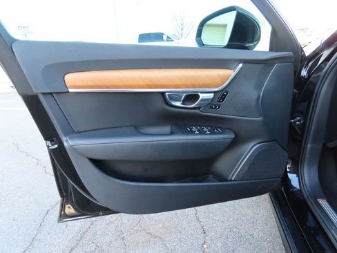 Used 2022 Volvo S90 B6 Momentum image 23
