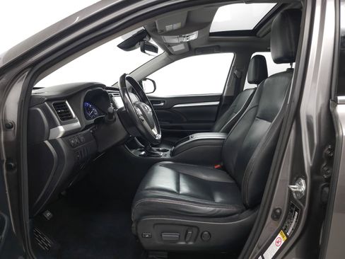 Used 2017 Toyota Highlander XLE AWD/4WD image 4