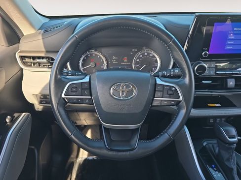 Certified 2023 Toyota Highlander XLE image 12
