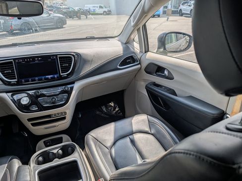 Used 2023 Chrysler Pacifica Touring-L FWD image 11