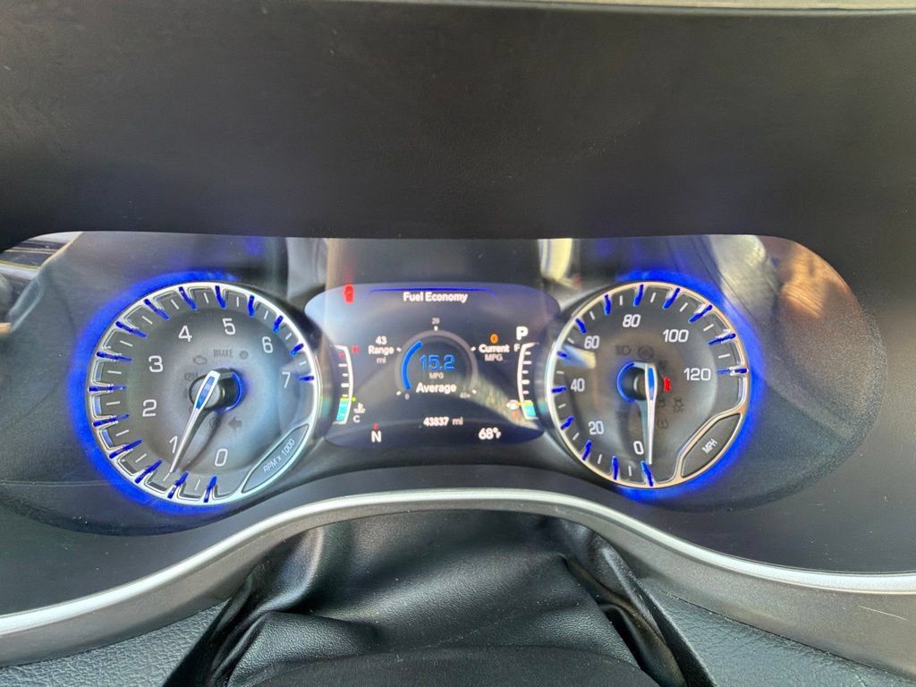 Used 2021 Chrysler Pacifica Touring-L FWD image 26