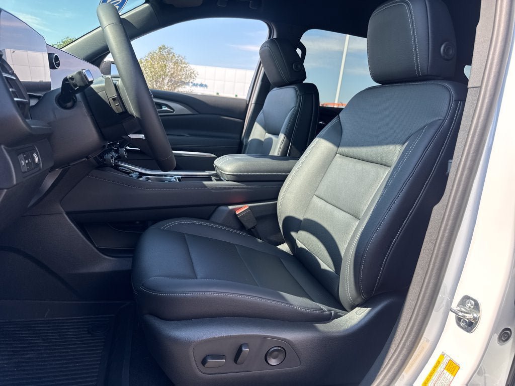 New 2027 Chevrolet Traverse LT w/ LPO, Floor Liner Package FWD image 16