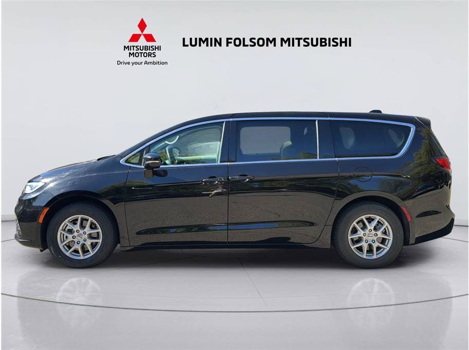 Used 2024 Chrysler Pacifica Touring-L FWD image 2