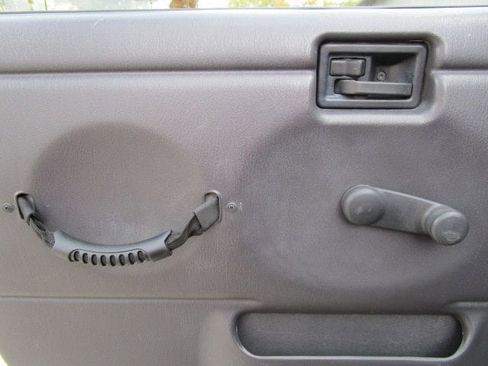 Used 2000 Jeep Wrangler Sport image 11