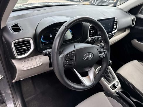 Used 2025 Hyundai Venue SEL FWD image 19