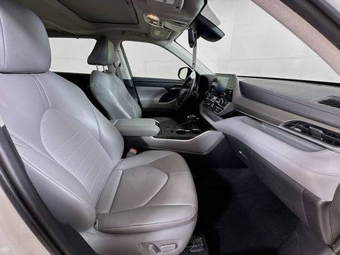 Used 2021 Toyota Highlander XLE image 35