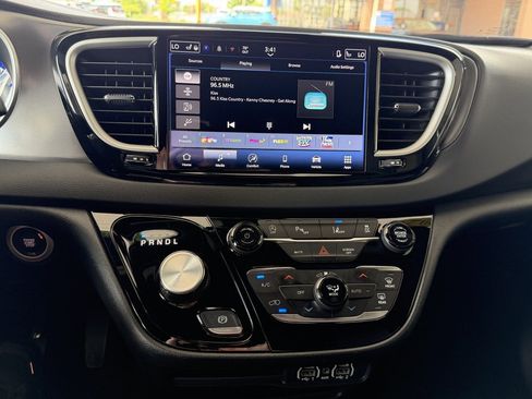 Used 2025 Chrysler Pacifica Select FWD image 15