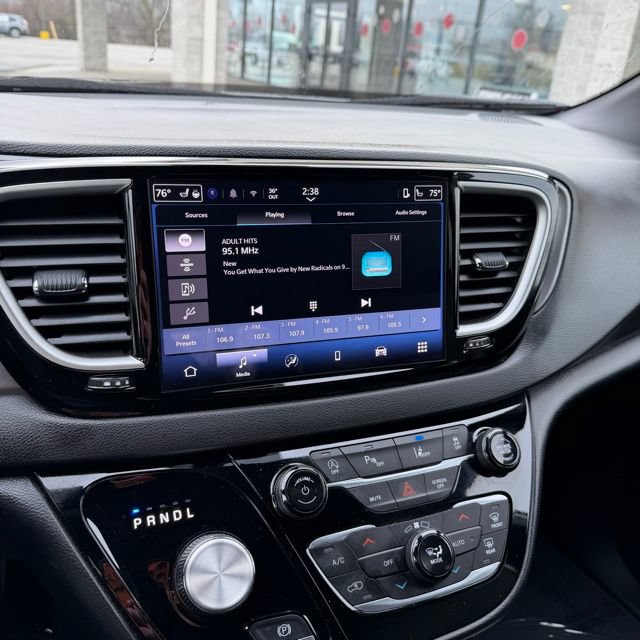 Used 2025 Chrysler Pacifica Select FWD image 24