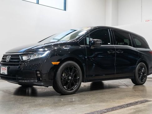 Used 2024 Honda Odyssey Sport image 3
