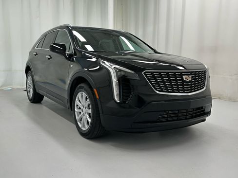 Used 2023 Cadillac XT4 Luxury w/ Cold Weather Package AWD/4WD image 2