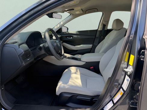 Certified 2025 Honda Accord LX image 9