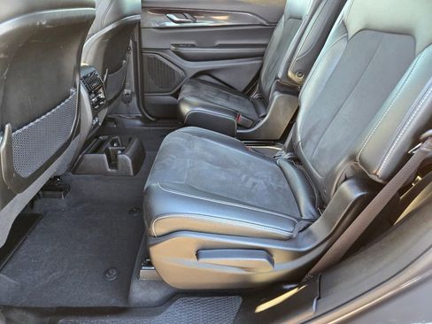 Used 2023 Jeep Grand Cherokee L Laredo image 11