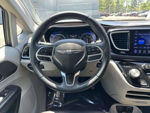 Used 2017 Chrysler Pacifica Touring-L image 14