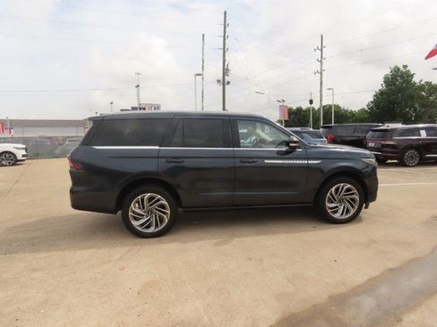 Used 2025 Lincoln Navigator Reserve AWD/4WD image 8