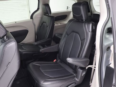 Used 2024 Chrysler Pacifica Touring-L image 11