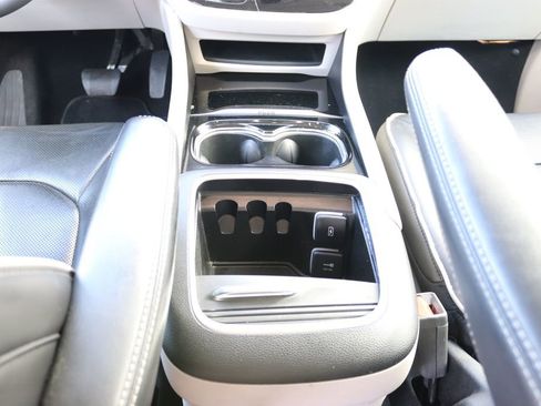 Used 2023 Chrysler Pacifica Limited image 28