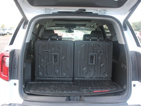 Used 2023 GMC Acadia SLT w/ Preferred Package FWD image 16