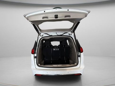Used 2020 Chrysler Pacifica Touring-L w/ Advanced Safetytec Group FWD image 20