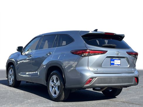 Used 2022 Toyota Highlander LE image 21