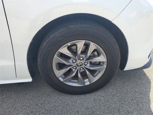 Used 2022 Toyota Sienna LE image 5