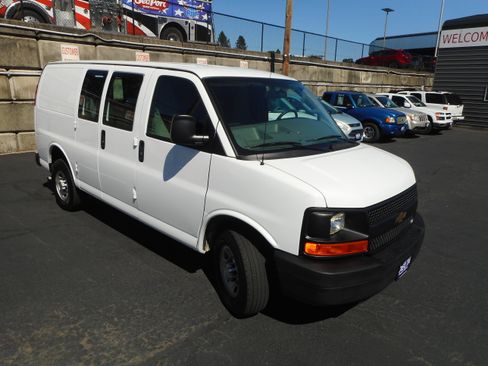 Used 2016 Chevrolet Express 2500 RWD image 3