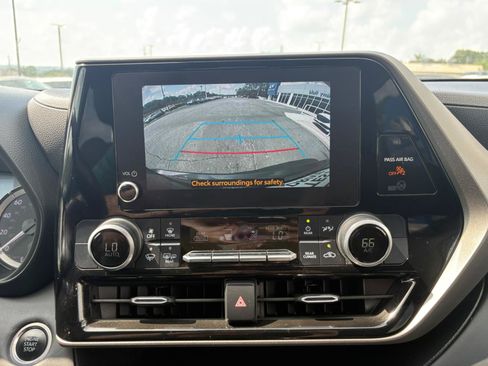 Used 2024 Toyota Highlander LE FWD image 28