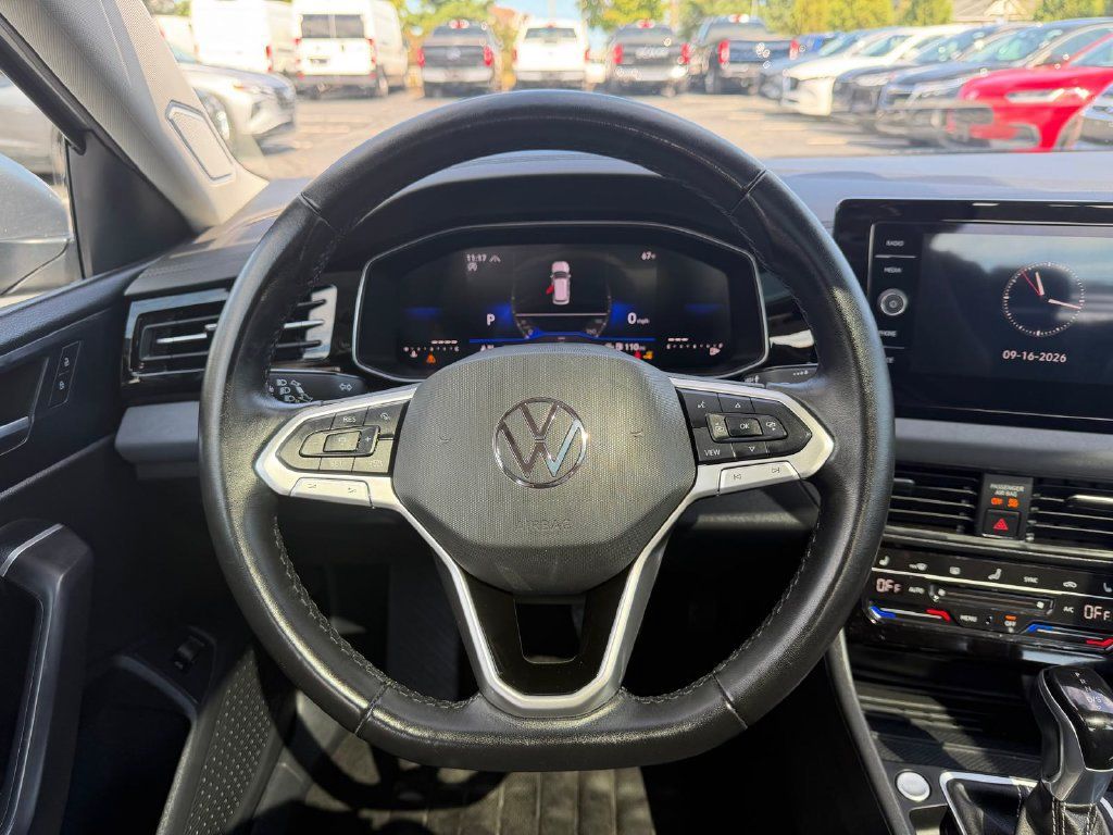 Used 2025 Volkswagen Jetta SE FWD image 13