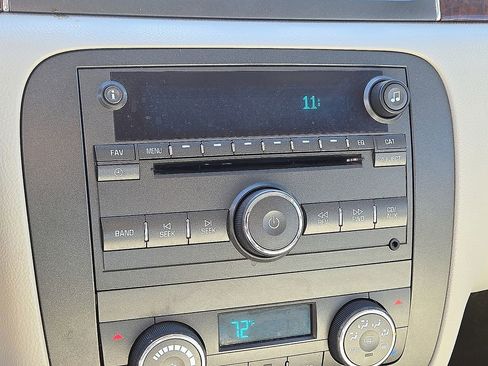 Used 2011 Buick Lucerne CXL image 26