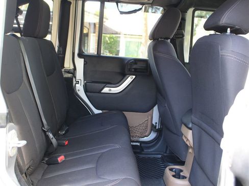 Used 2013 Jeep Wrangler Unlimited Rubicon AWD/4WD image 16