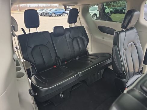 Used 2023 Chrysler Pacifica Limited image 12