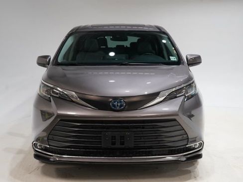 Used 2021 Toyota Sienna XLE image 2