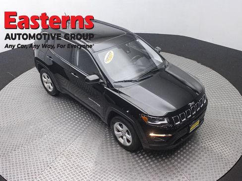 Used 2018 Jeep Compass Latitude w/ Popular Equipment Group AWD/4WD image 3