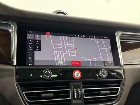 Certified 2025 Porsche Macan image 40