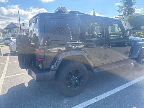 Used 2022 Jeep Wrangler Unlimited Sahara AWD/4WD image 5