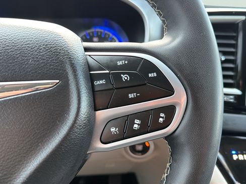 Used 2023 Chrysler Pacifica Touring-L FWD image 18