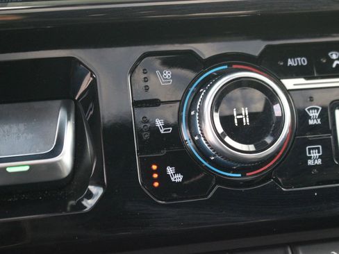 Used 2024 GMC Sierra 1500 AT4 w/ Technology Package image 33