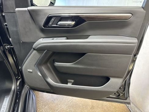 Used 2025 Chevrolet Suburban Premier AWD/4WD image 34