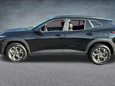 Used 2025 Chevrolet Trax LT FWD image 4